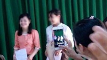 Cô Xoan (áo trắng) nhận quyết định bổ nhiệm. (Ảnh: H.L) Cô Xoan (áo trắng) nhận quyết định bổ nhiệm. (Ảnh: H.L)