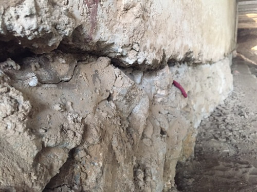 Có hiện tượng nứt vỡ bề mặt bê tông dầm dưới chân cầu. Ảnh Hải Ninh Có hiện tượng nứt vỡ bề mặt bê tông dầm dưới chân cầu. Ảnh Hải Ninh