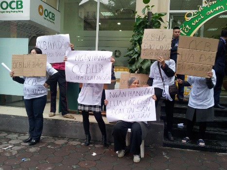 Theo OCB: Nhóm người này có những hành vi thủ đọan, sử dụng cả người già, trẻ em và người khuyết tật, tạo hiện trường và quay phim, chụp ảnh cung cấp cho các cơ quan tung tin thất thiệt, gây áp lực đối với OCB… Theo OCB: Nhóm người này có những hành vi thủ đọan, sử dụng cả người già, trẻ em và người khuyết tật, tạo hiện trường và quay phim, chụp ảnh cung cấp cho các cơ quan tung tin thất thiệt, gây áp lực đối với OCB…