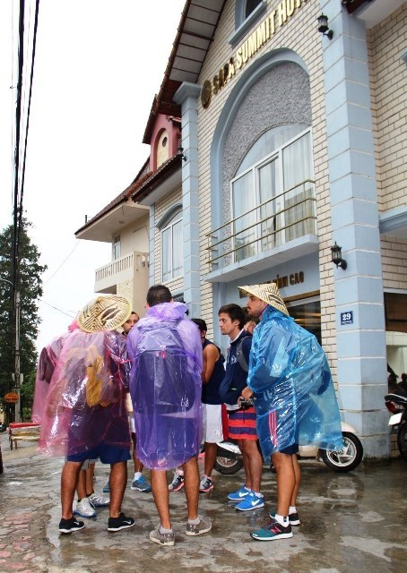 Ngày 11/5/2015, nhiều du khách nước ngoài ngơ ngác trước màn "chào hỏi" của những người lạ mặt tại Khách sạn Đỉnh Cao (Sa Pa). Ảnh: Laodong Ngày 11/5/2015, nhiều du khách nước ngoài ngơ ngác trước màn "chào hỏi" của những người lạ mặt tại Khách sạn Đỉnh Cao (Sa Pa). Ảnh: Laodong