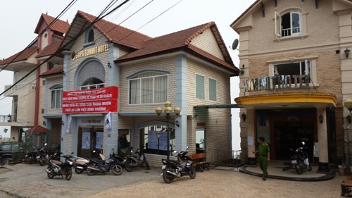 Trong lúc chờ cơ quan chức năng huyện Sa Pa giải quyết (chưa biết khi nào sẽ xong) thì Khách sạn Đỉnh Cao và Công ty Mai Anh bị ngừng hoạt động hoàn toàn, thiệt hại là không hề nhỏ. Ảnh: Hải Ninh Trong lúc chờ cơ quan chức năng huyện Sa Pa giải quyết (chưa biết khi nào sẽ xong) thì Khách sạn Đỉnh Cao và Công ty Mai Anh bị ngừng hoạt động hoàn toàn, thiệt hại là không hề nhỏ. Ảnh: Hải Ninh