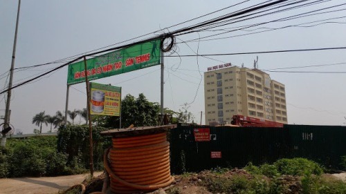 Bên cạnh cổng Trường ĐH Đại Nam là cổng trưng khu sân tenis, sân bóng mini xây dựng trái phép. Ảnh Duy Phong. Bên cạnh cổng Trường ĐH Đại Nam là cổng trưng khu sân tenis, sân bóng mini xây dựng trái phép. Ảnh Duy Phong.