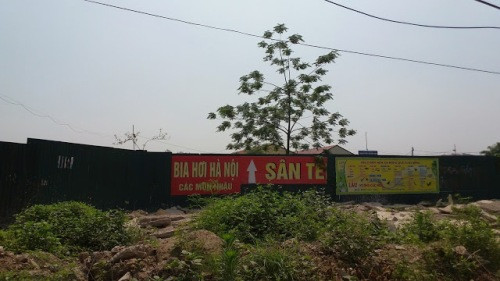 Không những xây dựng sân bóng sai quy hoạch, Trường ĐH Đại Nam còn cho thuê mở quán bia hơi trái phép. Ảnh Duy Phong Không những xây dựng sân bóng sai quy hoạch, Trường ĐH Đại Nam còn cho thuê mở quán bia hơi trái phép. Ảnh Duy Phong