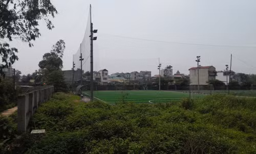 Trường ĐH Đại Nam ngang nhiên xây dựng sân bóng mini sai quy hoạch, sai thiết kế. Ảnh Duy Phong