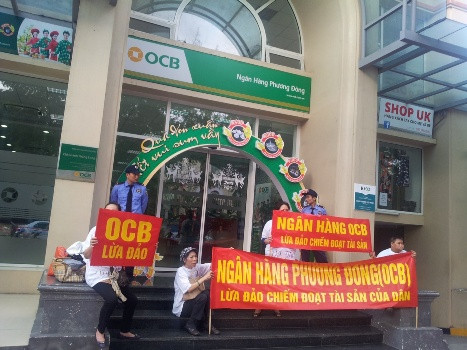 Ngân hàng OCB luôn đối diện với tình cảnh bị khách hàng đến trụ sở phản đối. Ngân hàng OCB luôn đối diện với tình cảnh bị khách hàng đến trụ sở phản đối.