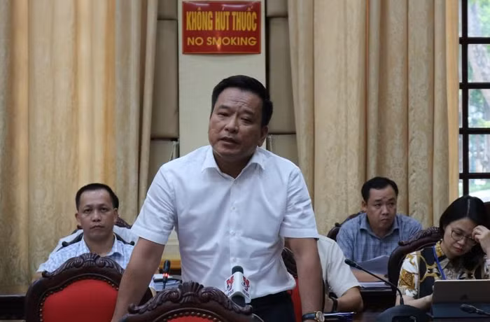 Tổng Giám đốc Công ty Trách nhiệm hữu hạn Một thành viên thành viên Thoát nước Hà Nội trả lời câu hỏi của các phóng viên. Ảnh: Đỗ Thơm