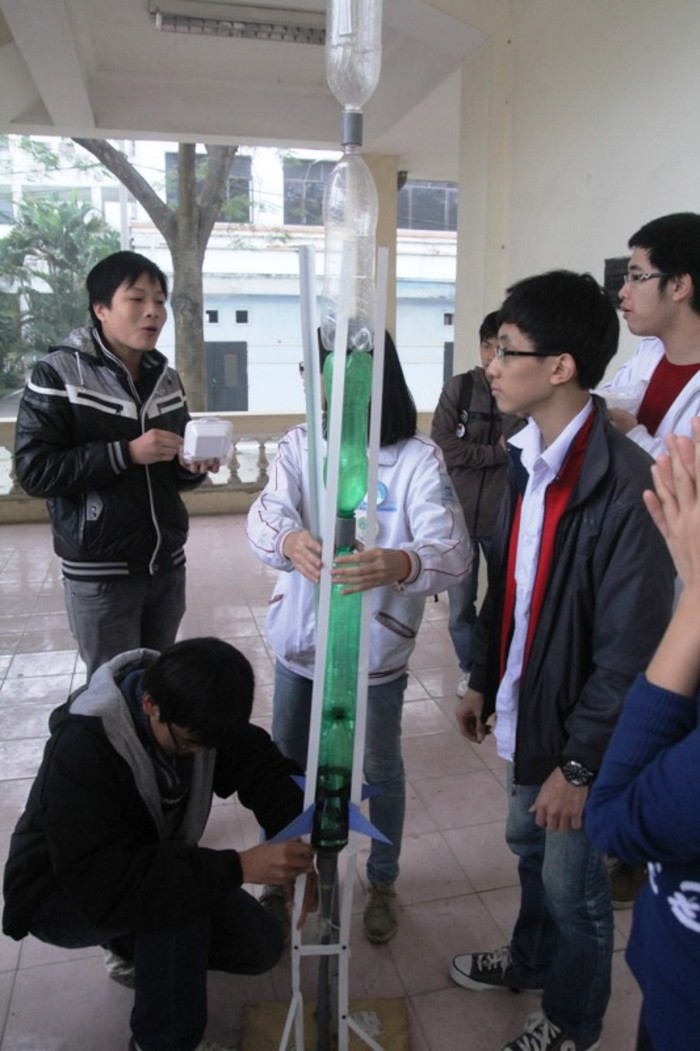 Chương trình diễn ra giữa các CLB của các trường chuyên ở Hà Nội: Amsterdam, Chu Văn An, Chuyên Ngữ, chuyên Nguyễn Huệ, cùng Hội thiên văn nghiệp dư Hà Nội. Chương trình diễn ra giữa các CLB của các trường chuyên ở Hà Nội: Amsterdam, Chu Văn An, Chuyên Ngữ, chuyên Nguyễn Huệ, cùng Hội thiên văn nghiệp dư Hà Nội.