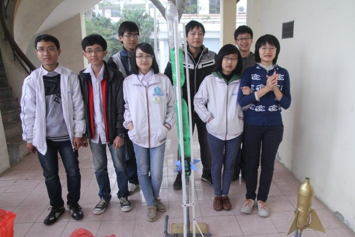 Bắn tên lửa nước là một hoạt động khoa học đã được giới trẻ tiếp cận từ rất lâu, chủ yếu là học sinh trung học và sinh viên ĐH. Bắn tên lửa nước là một hoạt động khoa học đã được giới trẻ tiếp cận từ rất lâu, chủ yếu là học sinh trung học và sinh viên ĐH.