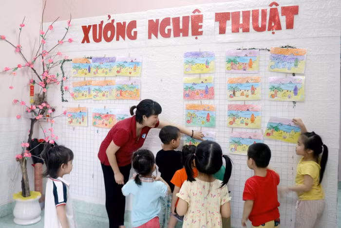 Cô Yến cùng học sinh nhận xét những bức tranh triển lãm Tết.