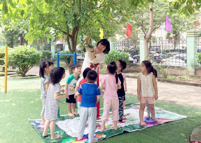 Cô Yến luôn muốn mang đến những giờ học gần gũi với thiên nhiên cho học sinh. Cô Yến luôn muốn mang đến những giờ học gần gũi với thiên nhiên cho học sinh.