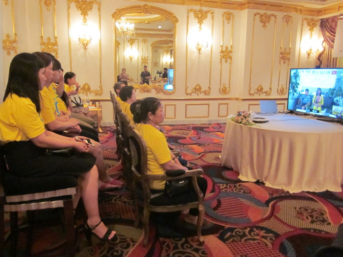 Gia đình bà Lê Thị Tuyết Mai trò chuyện trực tuyến với con gái đang sống tại Hàn Quốc. (Ảnh: Đ.T) Gia đình bà Lê Thị Tuyết Mai trò chuyện trực tuyến với con gái đang sống tại Hàn Quốc. (Ảnh: Đ.T)