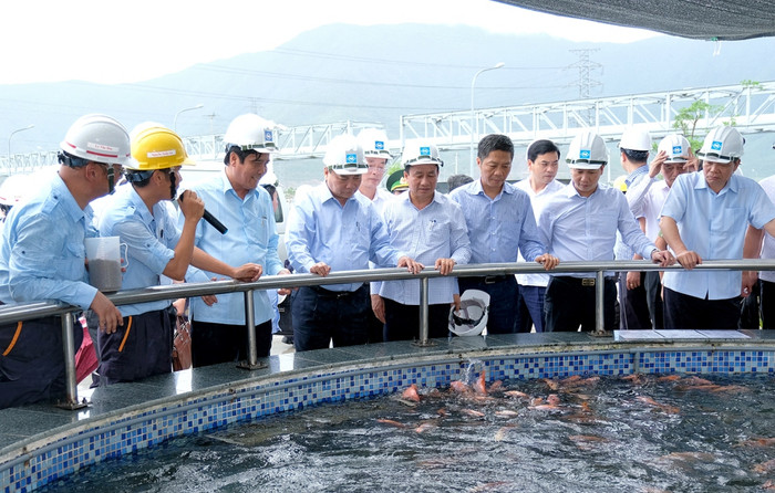 Thủ tướng kiểm tra chất lượng nước thải tại khu công nghiệp Formosa. (Ảnh: VGP) Thủ tướng kiểm tra chất lượng nước thải tại khu công nghiệp Formosa. (Ảnh: VGP)