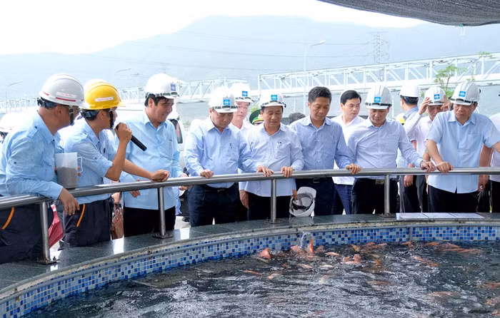 Thủ tướng kiểm tra chất lượng nước thải tại khu công nghiệp Formosa. (Ảnh: VGP)