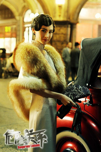 Mạc Tiệp Dư quyến rũ và quý phái với áo choàng lông, thể hiện địa vị cao quý của nhân vật cô thể hiện. Mạc Tiệp Dư quyến rũ và quý phái với áo choàng lông, thể hiện địa vị cao quý của nhân vật cô thể hiện.