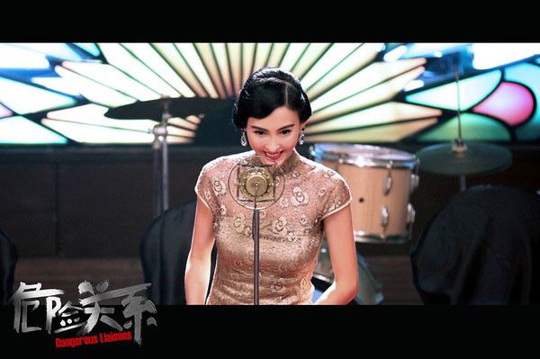 Số phận trớ trêu lại sắp xếp cho Dịch Phạm nảy sinh quan hệ tình cảm với Phấn Ngọc (Chương Tử Di). Vì phẫn nộ và ganh ghét, Tiệp Dư đã lập mưu hãm hại cả bạn trai và tình địch. Những yêu hận tình thù của cả ba người hòa với bối cảnh khói lửa chiến tranh càng trở nên mãnh liệt. Số phận trớ trêu lại sắp xếp cho Dịch Phạm nảy sinh quan hệ tình cảm với Phấn Ngọc (Chương Tử Di). Vì phẫn nộ và ganh ghét, Tiệp Dư đã lập mưu hãm hại cả bạn trai và tình địch. Những yêu hận tình thù của cả ba người hòa với bối cảnh khói lửa chiến tranh càng trở nên mãnh liệt.