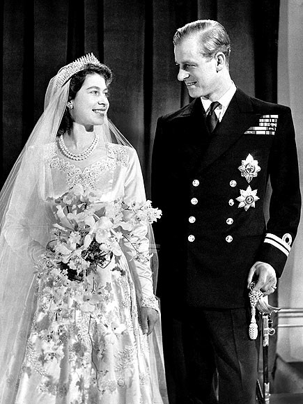 Công chúa Elizabeth và chồng, Philip Mountbatten, trong ngày cưới của họ 20/11/1947. Philip, người anh em họ xa của Elizabeth, từng là Hoàng tử Philip của Hy Lạp và Đan Mạch, đã từ bỏ danh hiệu của mình và bất kỳ tranh chấp liên quan đến ngai vàng trước khi kết hôn với công chúa Anh. Khoảng 200 triệu người trên khắp thế giới lắng nghe hôn lễ của họ. Công chúa Elizabeth và chồng, Philip Mountbatten, trong ngày cưới của họ 20/11/1947. Philip, người anh em họ xa của Elizabeth, từng là Hoàng tử Philip của Hy Lạp và Đan Mạch, đã từ bỏ danh hiệu của mình và bất kỳ tranh chấp liên quan đến ngai vàng trước khi kết hôn với công chúa Anh. Khoảng 200 triệu người trên khắp thế giới lắng nghe hôn lễ của họ.