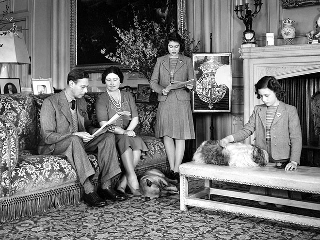 Gia đình hoàng gia chụp tại Cung điện Buckingham năm 1946. Công chúa Elizabeth (người đứng) đang được chuẩn bị chu đáo về các quy tắc vì sức khỏe của cha cô ngày càng xấu đi. (Vua George qua đời vì ung thư phổi do nghiện thuốc lá nặng vào năm 1952.) Gia đình hoàng gia chụp tại Cung điện Buckingham năm 1946. Công chúa Elizabeth (người đứng) đang được chuẩn bị chu đáo về các quy tắc vì sức khỏe của cha cô ngày càng xấu đi. (Vua George qua đời vì ung thư phổi do nghiện thuốc lá nặng vào năm 1952.)