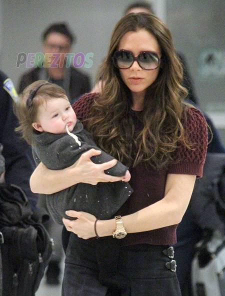 Những chiếc bờm tóc luôn được kết hợp cùng màu với váy áo Những chiếc bờm tóc luôn được kết hợp cùng màu với váy áo