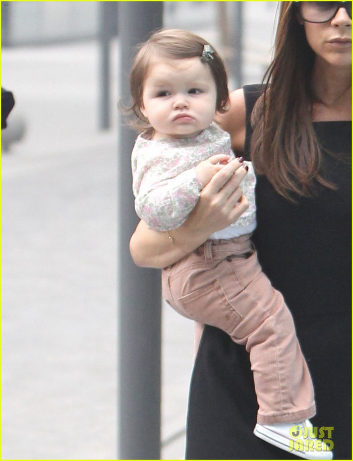 Đôi khi chỉ là một chiếc kẹp tóc đơn giản nhưng lại rất đáng yêu. Cô bé có màu tóc rất giống mẹ. Đôi khi chỉ là một chiếc kẹp tóc đơn giản nhưng lại rất đáng yêu. Cô bé có màu tóc rất giống mẹ.