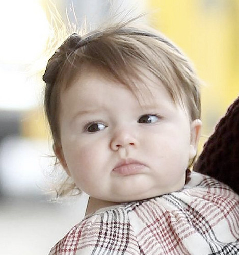 Dường như mẹ Vic đã sắm cho cô công chúa nhỏ của mình cả bộ sưu tập bờm tóc với đủ loại và màu sắc. Dường như mẹ Vic đã sắm cho cô công chúa nhỏ của mình cả bộ sưu tập bờm tóc với đủ loại và màu sắc.