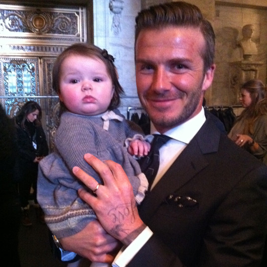 Và gương mặt mang những nét đẹp của bố. Và gương mặt mang những nét đẹp của bố.