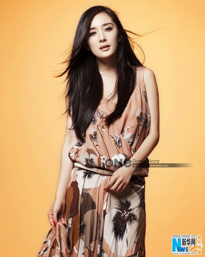 Dịu dàng nữ tính cùng chiếc váy họa tiết bắt mắt. Vẻ đẹp dịu dàng này khiến Dương Mịch thường được giao những vai chính trong các phim cổ trang. Dịu dàng nữ tính cùng chiếc váy họa tiết bắt mắt. Vẻ đẹp dịu dàng này khiến Dương Mịch thường được giao những vai chính trong các phim cổ trang.