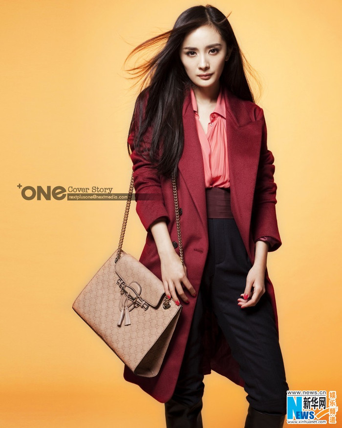 Tạo dáng cùng hàng hiệu và bí ẩn với gam màu trầm Tạo dáng cùng hàng hiệu và bí ẩn với gam màu trầm