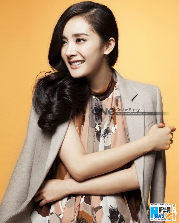 Sang trọng, quý phái với mái tóc uốn bồng và áo vest khoác ngoài Sang trọng, quý phái với mái tóc uốn bồng và áo vest khoác ngoài