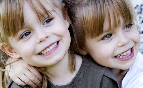 Nụ cười làm bừng sáng cả một góc không gian.