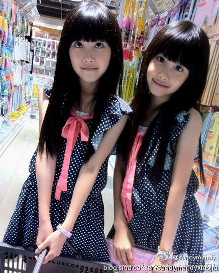 Cặp chị em đẹp thuần khiết, ngọt ngào như sương mai.