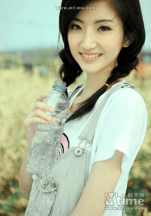 Nụ cười thánh thiện và đôi mắt cuốn hút