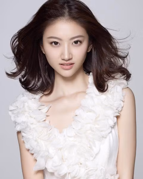 Cảnh Điềm hiện vẫn đang là sinh viên của Học viện điện ảnh Bắc Kinh, nơi đào tạo ra các ngôi sao lớn của làng giải trí Hoa ngữ.