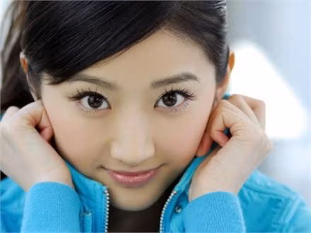 Khuôn mặt tròn bầu bĩnh dễ thương và đôi mắt biết nói