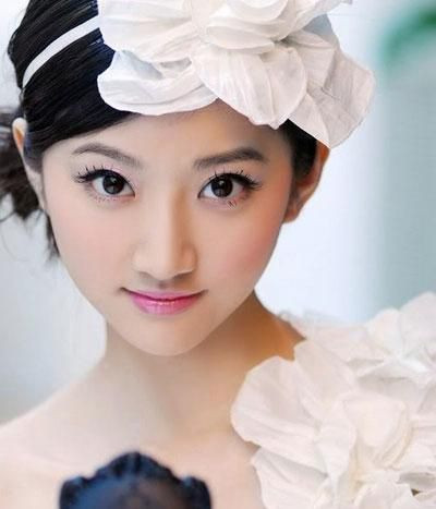 Sinh năm 1990, cô là một trong những mỹ nhân thuộc thế hệ 9x