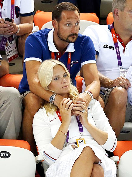 Hoàng tử Na Uy Haakon và vợ, công nương Mette Marit khi xem vòng đua bơi bướm 100m dành cho nữ.