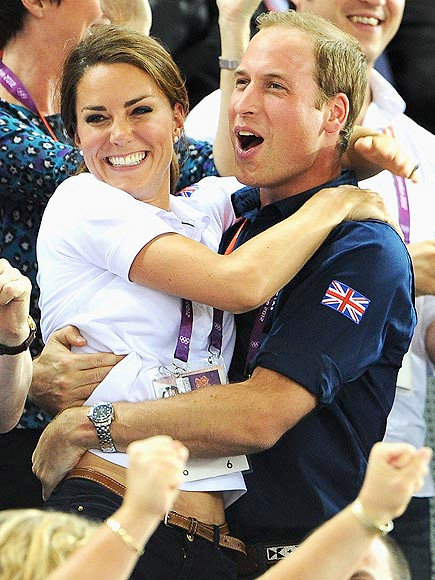 Hoàng tử William và công nương Kate ăn mừng đội đua xe đạp nam của Anh giành huy chương vàng hôm 2/8.