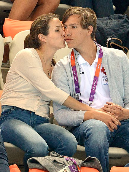 Hoàng tử Luxembourg, Louis và vợ, công nương Tessy đã cưới nhau được 6 năm. Họ thể hiện tình cảm nồng thắm khi xem đội bóng dưới nước của quốc gia mình thi đấu.