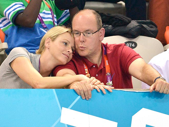 Hoàng tử Monaco Albert và vợ, công nương Charlene khi xem đội tuyển bơi của họ thi đấu dành huy chương vàng.