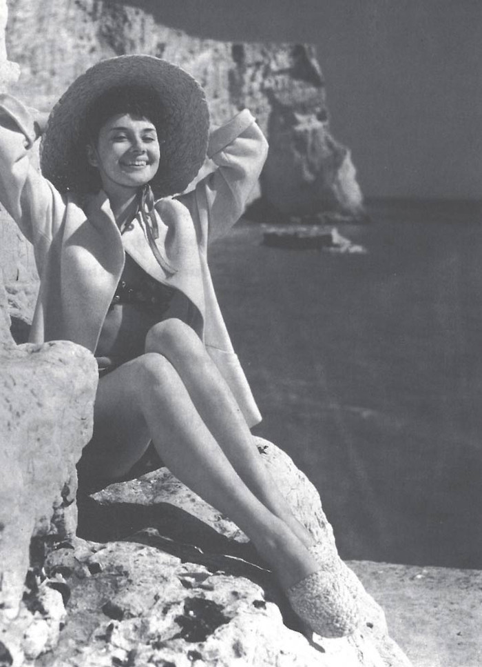 Nụ cười rạng rỡ bên một bãi biển