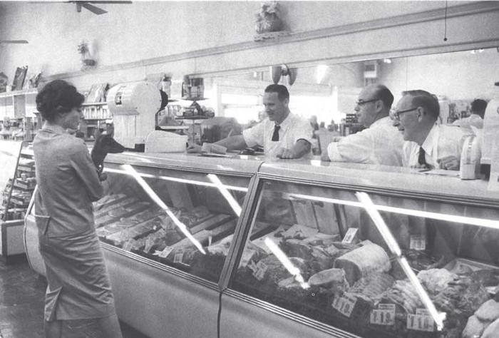 Cô diễn viên xinh đẹp thu hút mọi ánh nhìn của các nhân viên trong một hiệu bánh ngọt