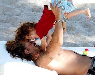 Colin Farrell chơi đùa cùng con trai Colin Farrell chơi đùa cùng con trai