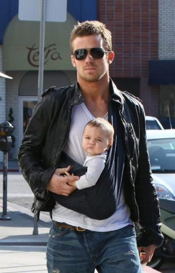 Cam Gigandet địu con đi phố Cam Gigandet địu con đi phố