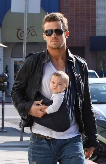 Cam Gigandet địu con đi phố