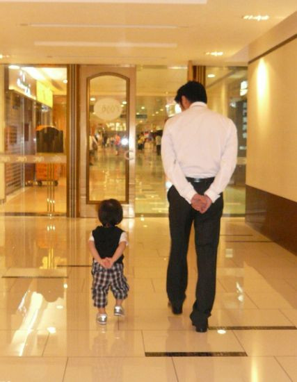 Tạ Đình Phong đang chơi đùa với cậu con trai bằng cách bắt chước theo cậu bé Tạ Đình Phong đang chơi đùa với cậu con trai bằng cách bắt chước theo cậu bé