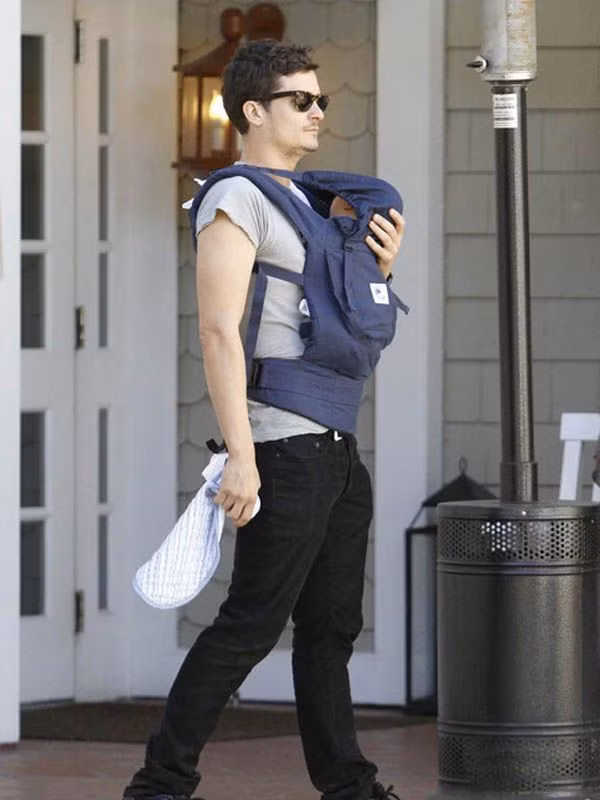 Ông bố đẹp trai Orlando Bloom và con trai dạo phô