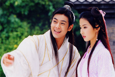 Lâm Chí Dĩnh bên cạnh ngọc nữ Lưu Diệc Phi. Cả 2 vào vai cặp tình nhân trong "Thiên long bát bộ". Dù Lâm Chí Dĩnh hơn Lưu Diệc Phi đến 13 tuổi nhưng trông họ như những người cùng trang lứa.