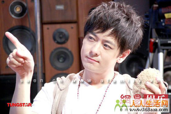 Thời gian không hề làm mờ nhạt đi nét đẹp và độ trẻ trung của nam tài tử này