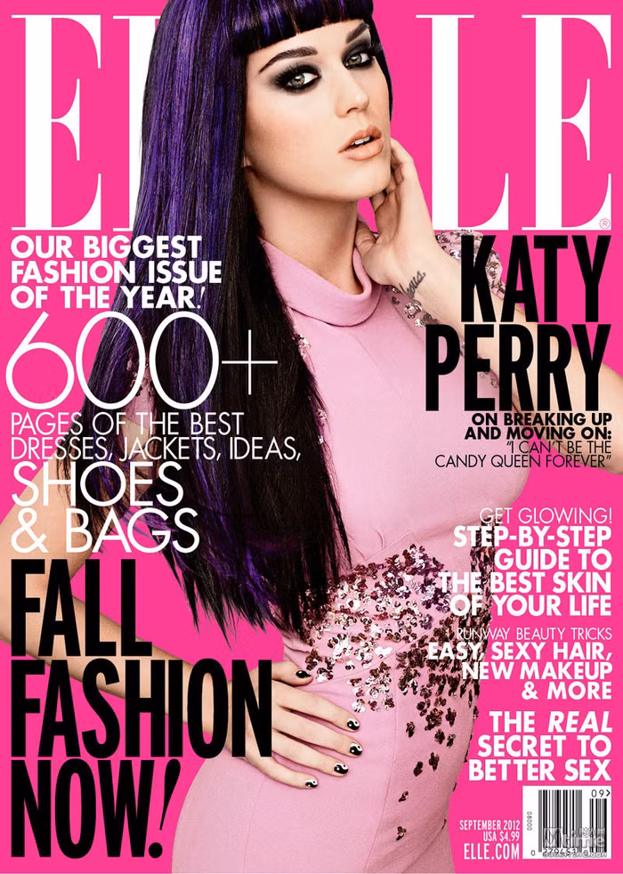 Nổi bật với mái tóc màu tím và váy hồng trên trang bìa