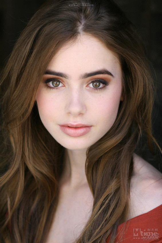 Lily Collins nổi tiếng với vai Bạch Tuyết trong "Mirro mirro". Vẻ đẹp ngọt ngào, nữ tính, dịu dàng như nắng sớm mùa thu của cô đã và đang "thu phục" số lượng lớn người hâm mộ. Lily Collins nổi tiếng với vai Bạch Tuyết trong "Mirro mirro". Vẻ đẹp ngọt ngào, nữ tính, dịu dàng như nắng sớm mùa thu của cô đã và đang "thu phục" số lượng lớn người hâm mộ.