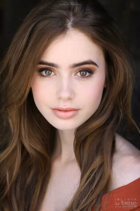 Lily Collins nổi tiếng với vai Bạch Tuyết trong "Mirro mirro". Vẻ đẹp ngọt ngào, nữ tính, dịu dàng như nắng sớm mùa thu của cô đã và đang "thu phục" số lượng lớn người hâm mộ.